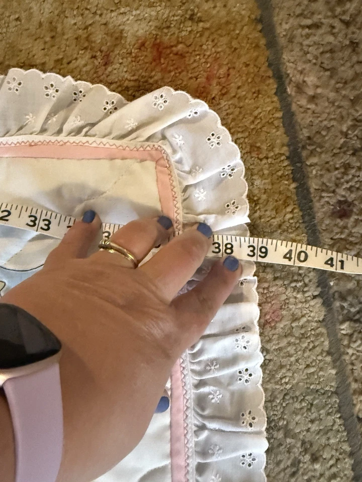 Cuna de bebé vintage, hecha a mano, Precious Moments, 48”/38” borde rosa años 90’s Foto 3 de 4