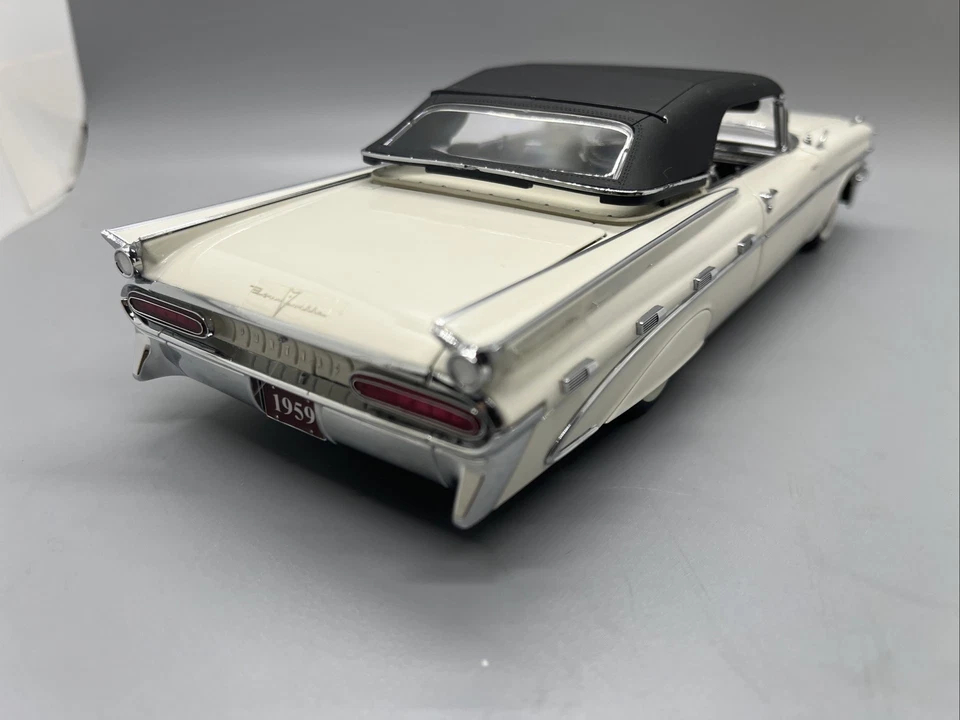 Danbury Mint 1959 Pontiac Bonneville Convertible 1/24 Diecast Scale Display/box - Image 3 of 4