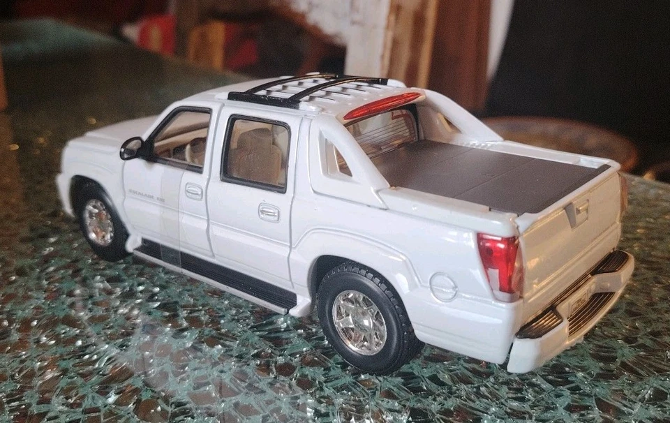 WELLY - 1:24 - CADILLAC - ESCALADE EXT PICK- 2002-20 Cm - Immagine 3 di 4