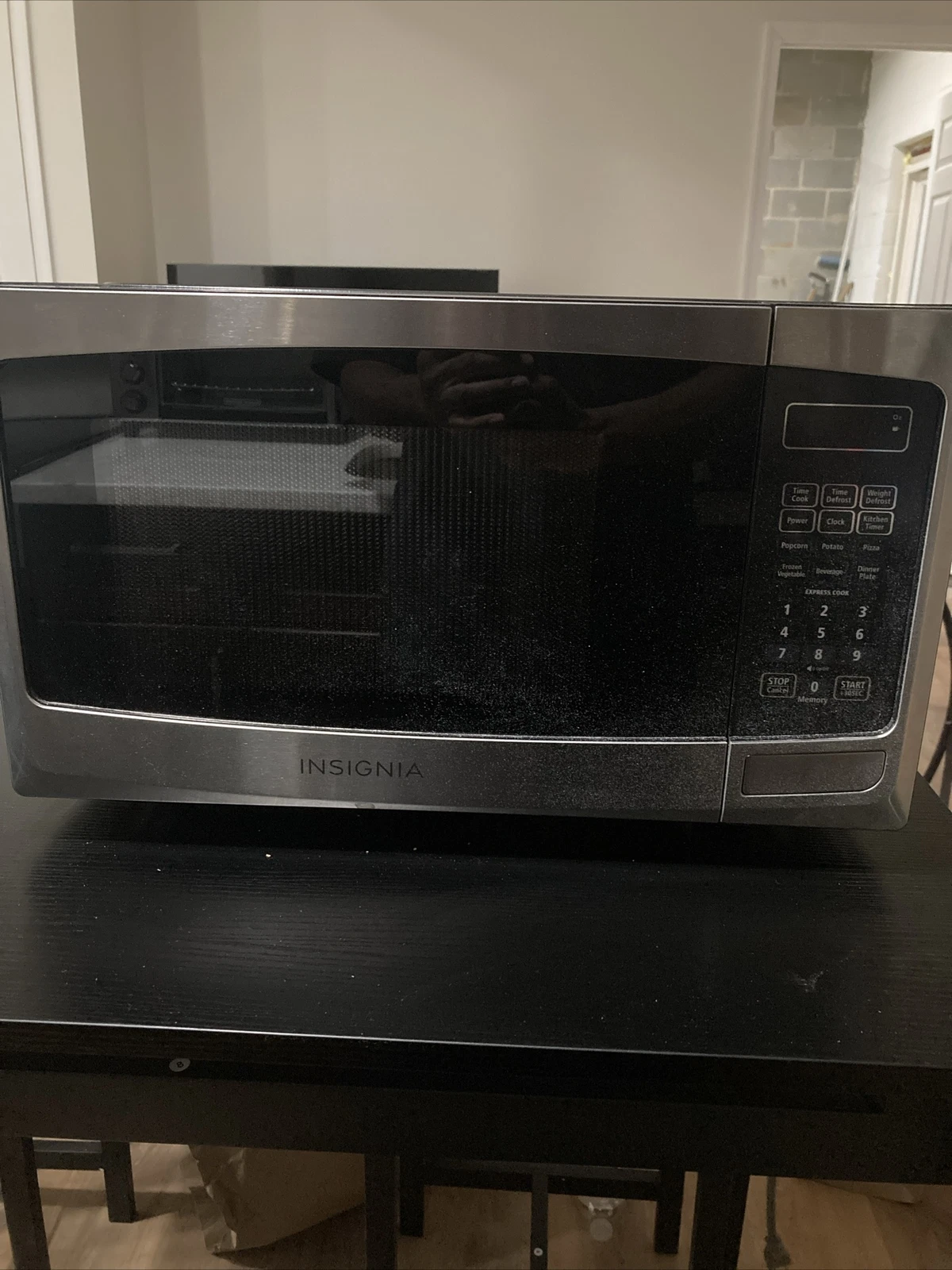 Insignia NS-MW09SS8 900W Microwave Oven - Stainless Steel