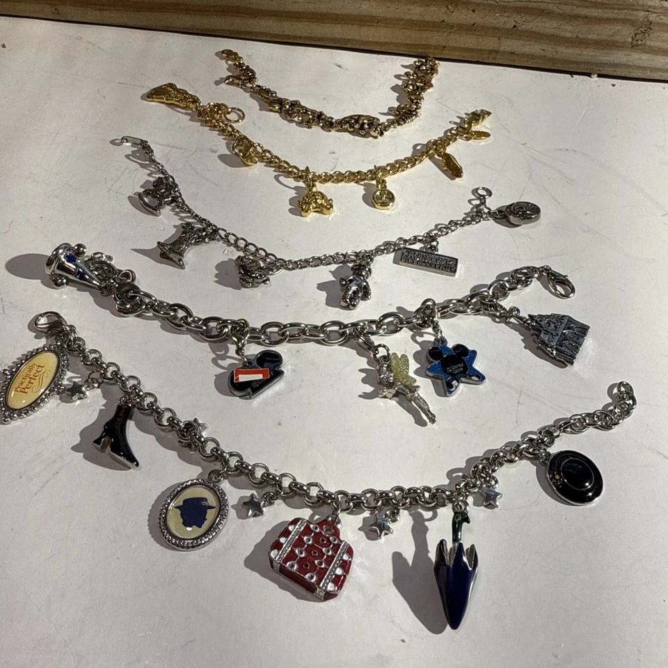 Disney Mary Poppins 17 Cherry Lane, más 4 pulseras más Disney Charm. Lote/5 Foto 2 de 4