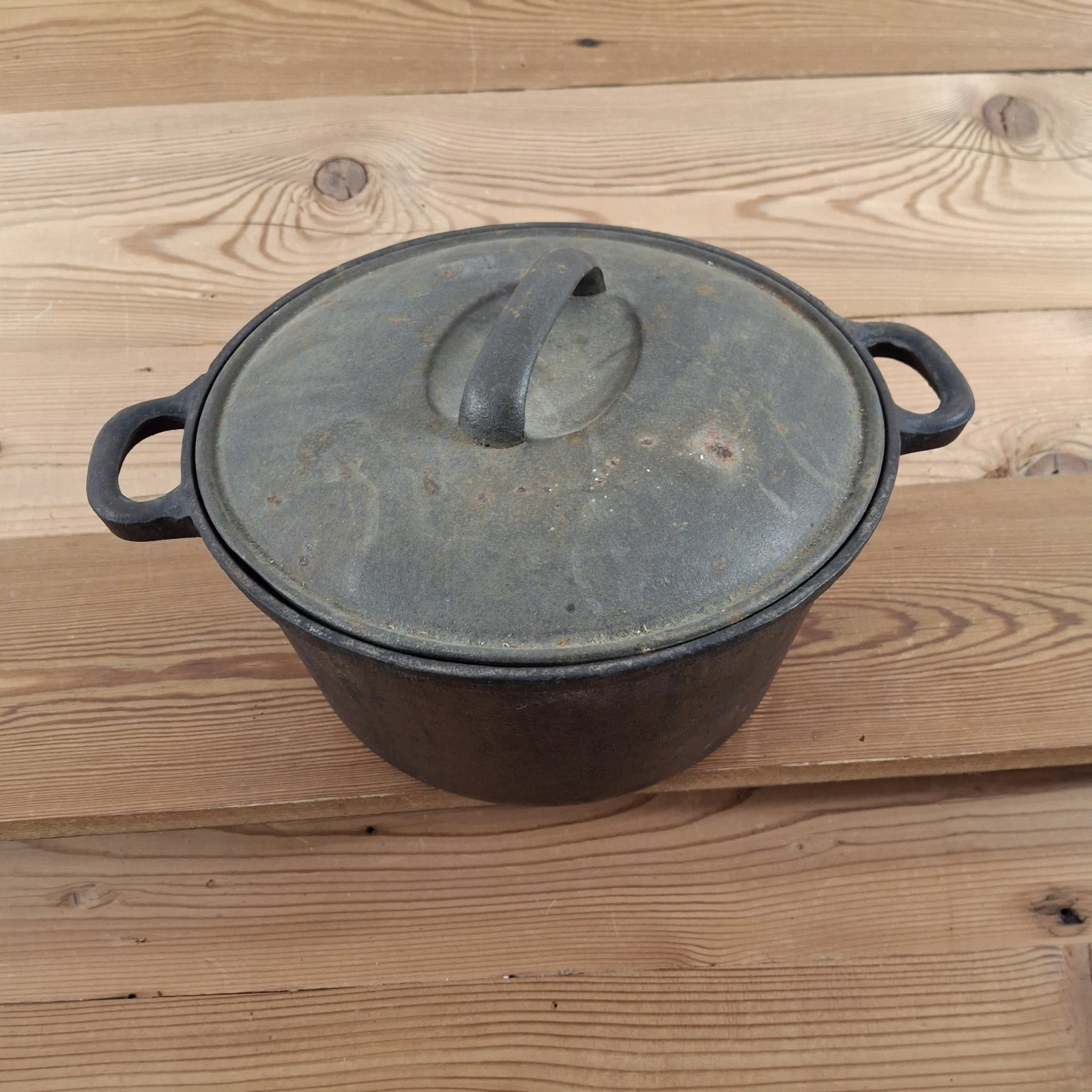 Himark Cast Iron Dutch Oven