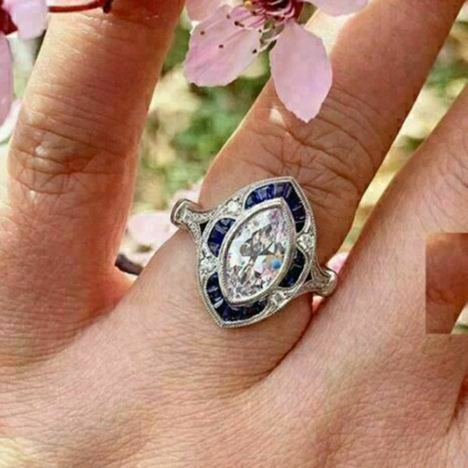 Anello di fidanzamento Art Déco antico simulato con diamanti e zaffiri in... - Immagine 2 di 4