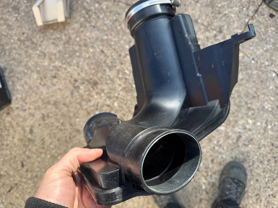 Land Rover Range Rover Sport L461 2023 Diesel air intake hose pipe M8E29H718DD - Image 4 of 4