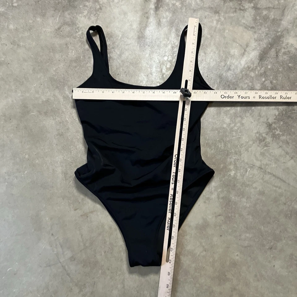 Traje de baño rosa traje de baño para mujer talla pequeña negro de una pieza minimalista Foto 2 de 4