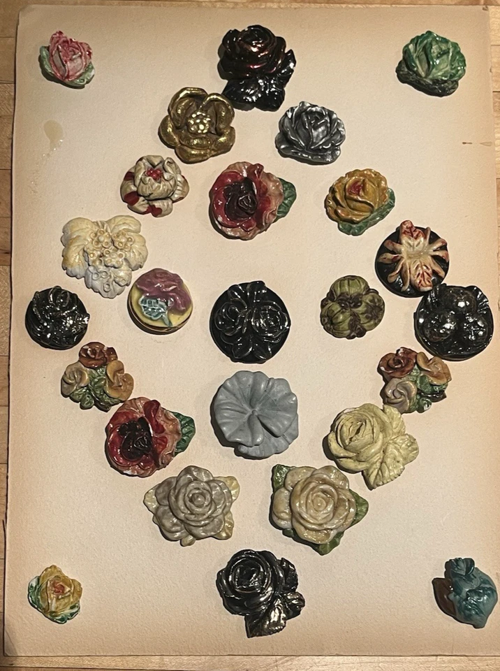 25 Plaster Of Paris Floral Buttons Framed Antique & Vintage Pre-1960's - Image 3 of 4