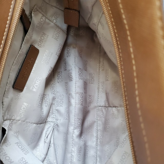 brown michael kors bolsa with gold chain