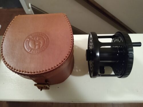 large Salmon fly reel with hard leather case - Afbeelding 1 van 7