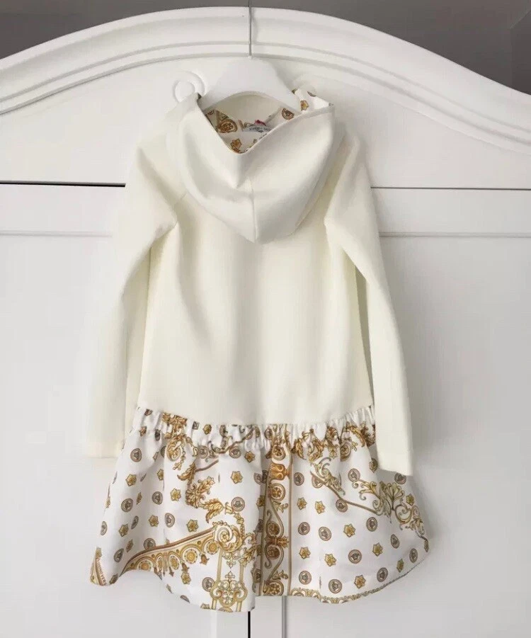 YOUNG VERSACE Abito con cappuccio bianco e oro barocco con motivi Made In Italy