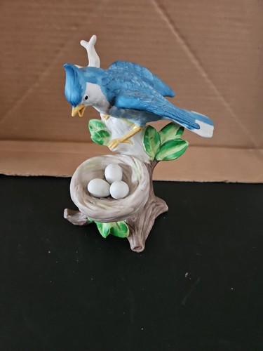 Vogel Figur auf Ast Baum grüne Blätter Nest und Eier braun Keramik 5" hoch