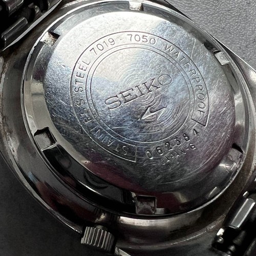 Orologio Vintage Seiko 5 Sports 7019-7050 Quadrante Blu Data Giorno Automatico dal Giappone - Foto 10 di 10