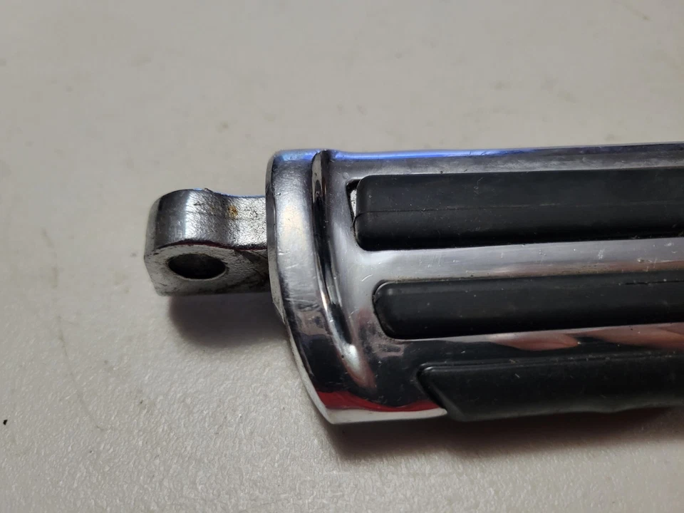 Picadora de goma cromada negra clavija piloto Kuryakyn para Harley Davidson Foto 2 de 4