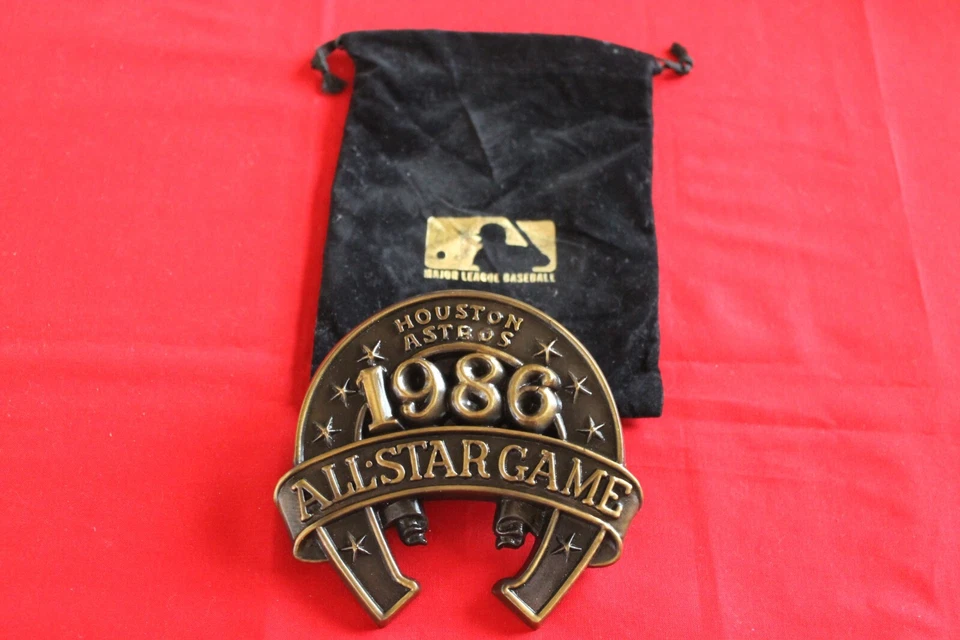 VINTAGE HOUSTON 1986 ALL STAR GAME HORSESHOE PAPERWEIGHT with BAG, PROGRAM & PIN - Image 3 of 4