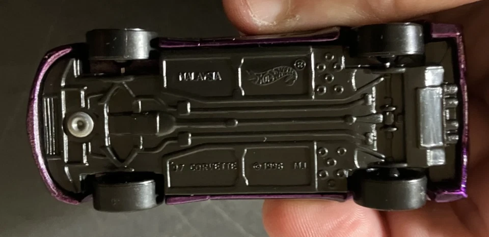 紫色 1997 年雪佛兰 Corvette C5 3 辐条 - 风火轮 #68 1: 64 压铸 - 近乎完好 — 第 3/4 张图片