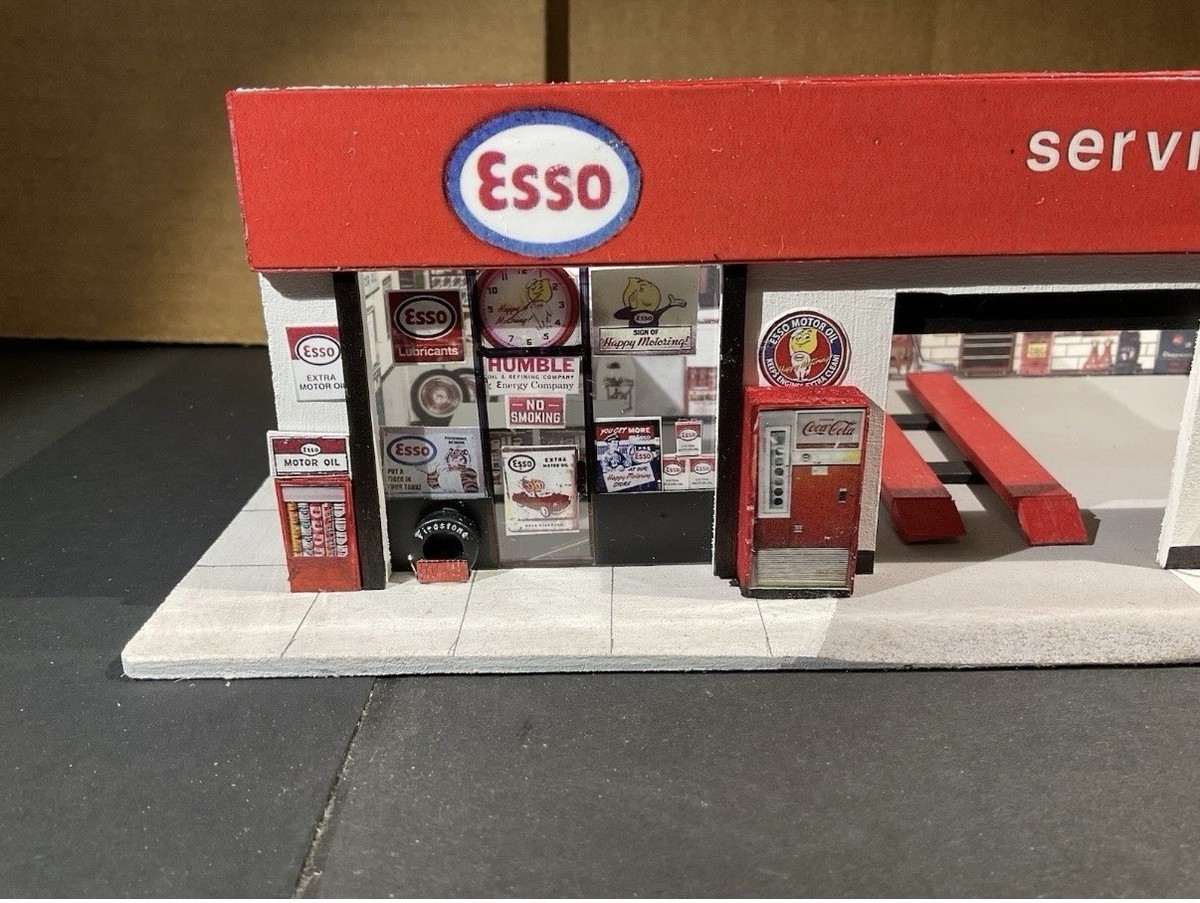 Esso サービスステーションジオラマ 1:64 Tiny City 1:64 - Esso Service Station Diorama Bd30 ATS64047