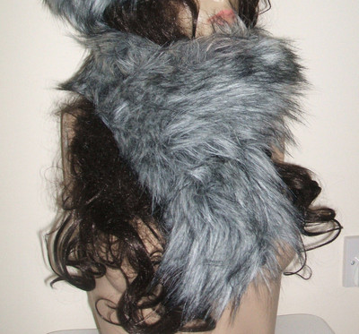  DESIGNER LILI & POPPY GRAUER WOLF FLAUSCHIGER KUNSTFELLSCHAL KRAWATTE NEU MIT ETIKETT