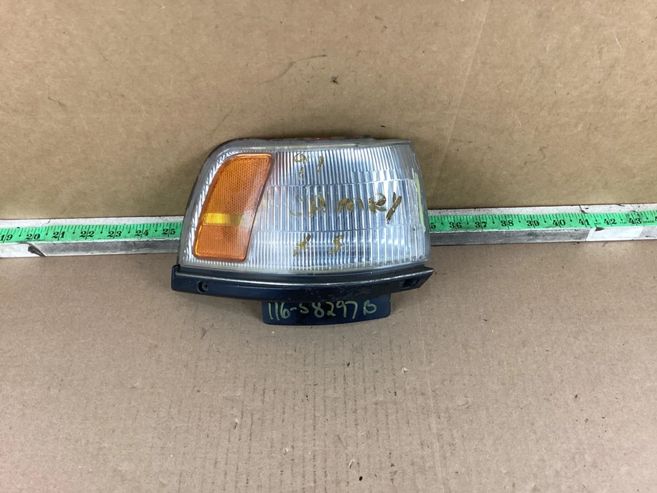 Luz intermitente esquina lado pasajero delantero derecho Toyota Camry 1987-1991 OEM Foto 3 de 4