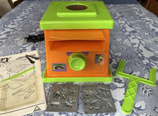 Vintage Toymax CREEPY CRAWLERS Workshop Orange Oven Bug Maker 2 Mold Tools WORKS