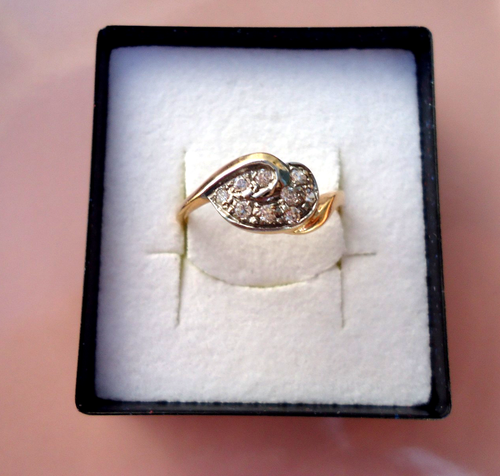 Goldener Ring mit Zirkonien 585