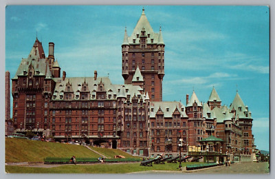 Le Chateau Frontenac et LA Terrasse Dufferin Quebec Postcard