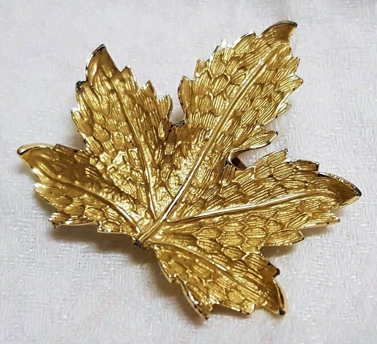Broche Vintage Feuille De Vigne – Métal Doré Texturé Et Lisse – Bijou Ancien / L150
