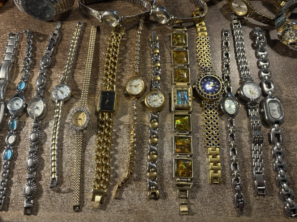 Lote de (50) relojes de cuarzo para mujer sin probar, tono plata/oro, gemas, damas Foto 2 de 4
