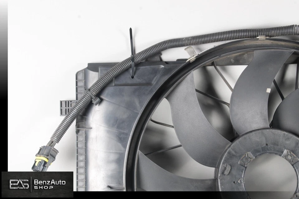 Cubierta del ventilador del radiador del motor del motor Mercedes W204 C63 AMG 2129061002 OEM Foto 2 de 4