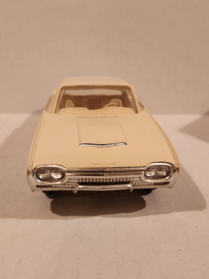 1961 FORD THUNDERBIRD HARDTOP 1/25 scale PROMO BY AMT  Cream/white  Color - Image 2 of 4