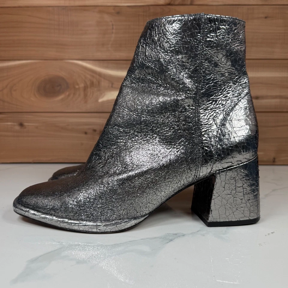 Botines Schutz plateados metálicos de cuero agrietado con tacón ancho para mujer talla 8B Foto 2 de 4
