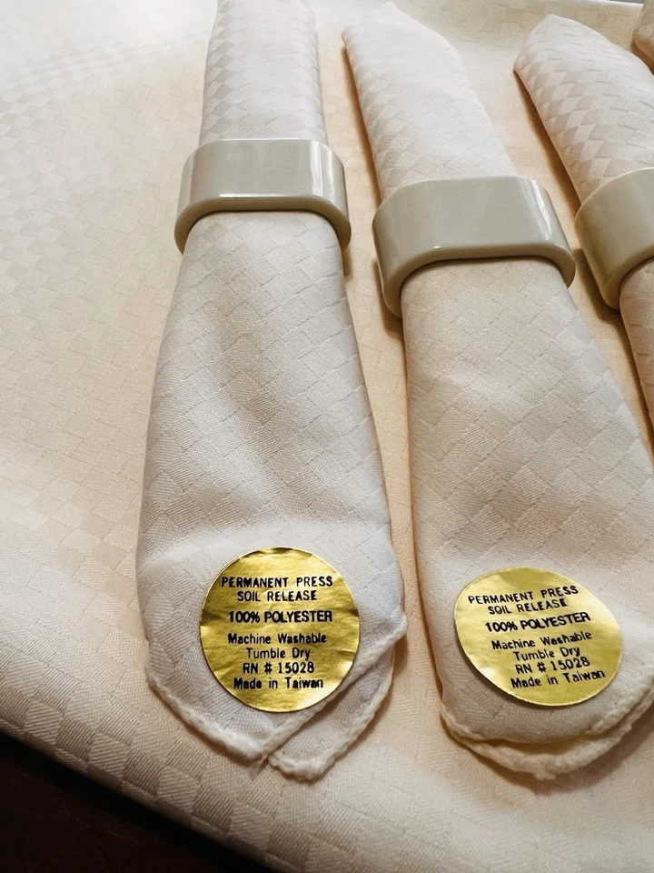 NEW tablecloth and napkin & Napkin ring set cream square design - Image 4 of 4