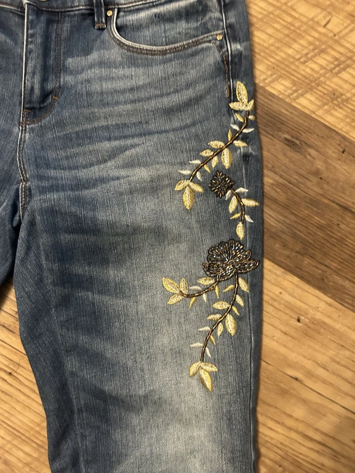 Pantalones de mezclilla White House Black Market Girlfriend tiro medio bordado floral talla 4 Foto 2 de 4