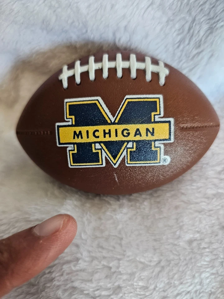 Michigan Wolverines Fútbol Nevera Imán Platico Collage Marrón Foto 3 de 4