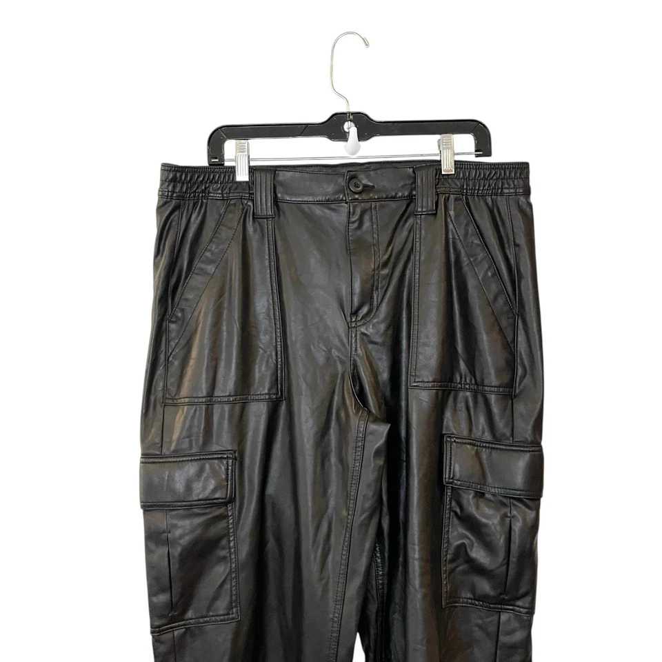 Pantalones American Eagle para mujer 16 negros de imitación de cuero cargo elásticos utilitarios brillantes Y2K Foto 3 de 4