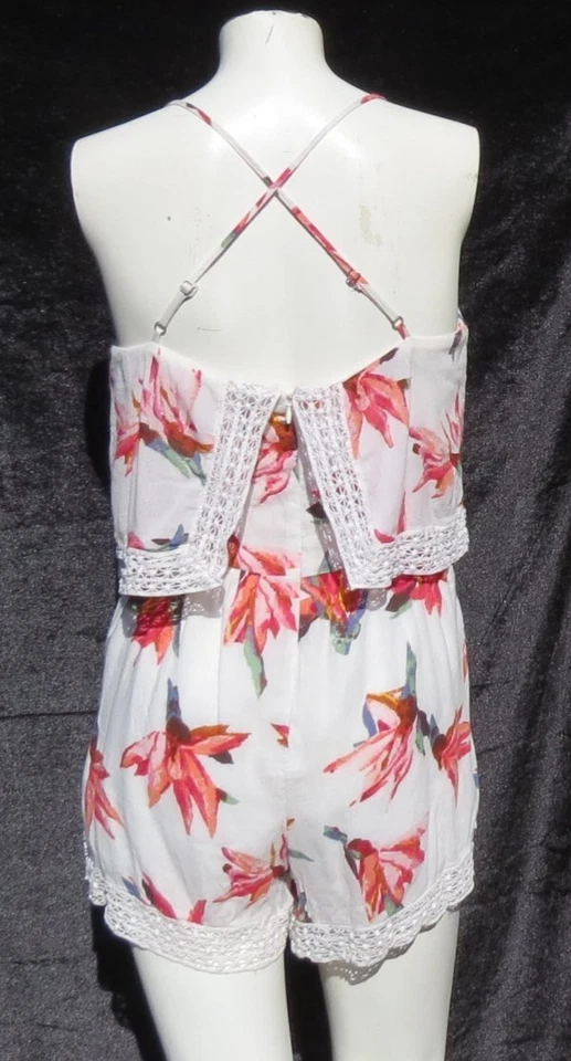 Romper shorts de renda ABERCROMBIE & FITCH branco paraíso floral crochê EUA XS P - Imagem 2 de 4