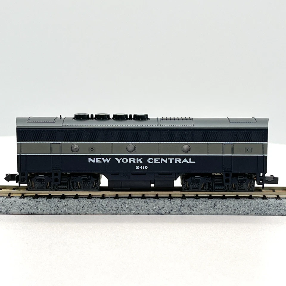Kato N Scale 176-085 New York Central EMD F3B Phase II Diesel Locomotive 2410 - Image 3 of 4