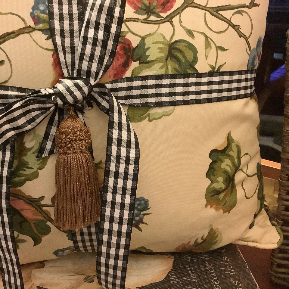 Hermosa almohada de frutas/bayas/ciruelas/bayas azules~ con cinta a cuadros blanca y negra Foto 4 de 4