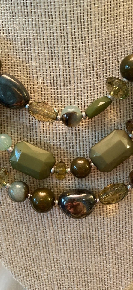 Hermoso Collar Tonos de Verde 'OLIVIA' Diseños Premier Retirados Foto 2 de 4