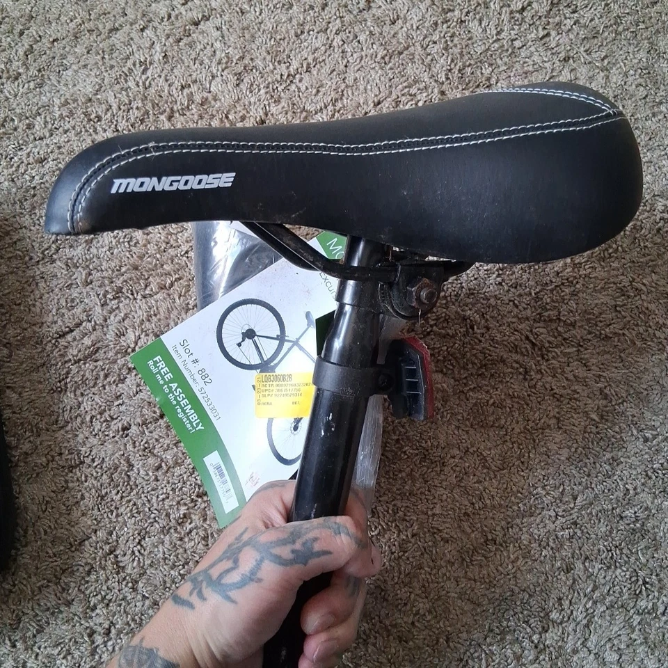 Asiento de bicicleta de montaña Mongoose Excursion cuero negro letras amarillas 10,75x6 pulgadas Foto 3 de 4