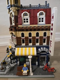 2007 LEGO Creator Expert Caf&eacute; Corner 10182 *99% complete but no box or manual