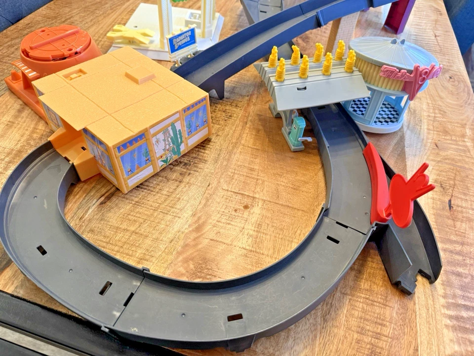JUEGO DE RESORTES DE RADIADOR DISNEY PIXAR CARS RACE AROUND INCOMPLETO PROBADO Foto 4 de 4