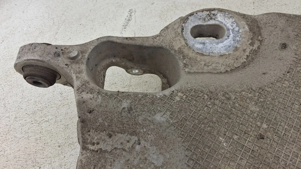 Volvo XC90 2016-2025 suspensión trasera derecha brazo de control inferior OEM Foto 3 de 4