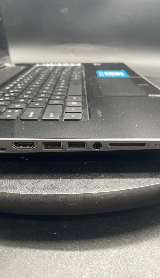 Portátil HP Pavilion 17 AMD A10 cuatro núcleos 17,3" sin disco duro gráficos Radeon Foto 2 de 4