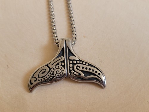Collar de cadena colgante de 24" de acero inoxidable con cola de ballena hawaiana de inspiración nativa - Imagen 4 de 4