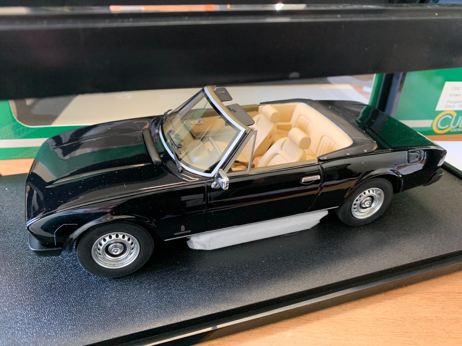 Peugeot 504 cabriolet miniature 1/18 Cult Models CLTL0192-3 voiture collection noire