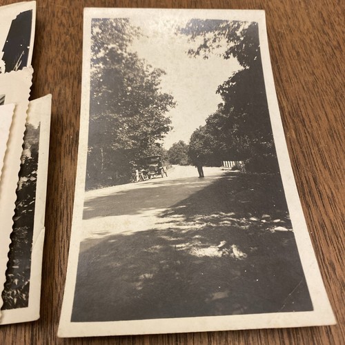 Vintage Foto Schnappschüsse Autos Gebäude 2 gewellte Kante Ziegelstraße schwarz weiß 7 - Bild 2 von 19