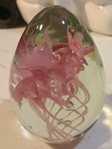 Signed VINES "01 Hand-Blown Glass Egg Paperweight - Mt St Helens Ash Pink Flower - Picture 4 of 7