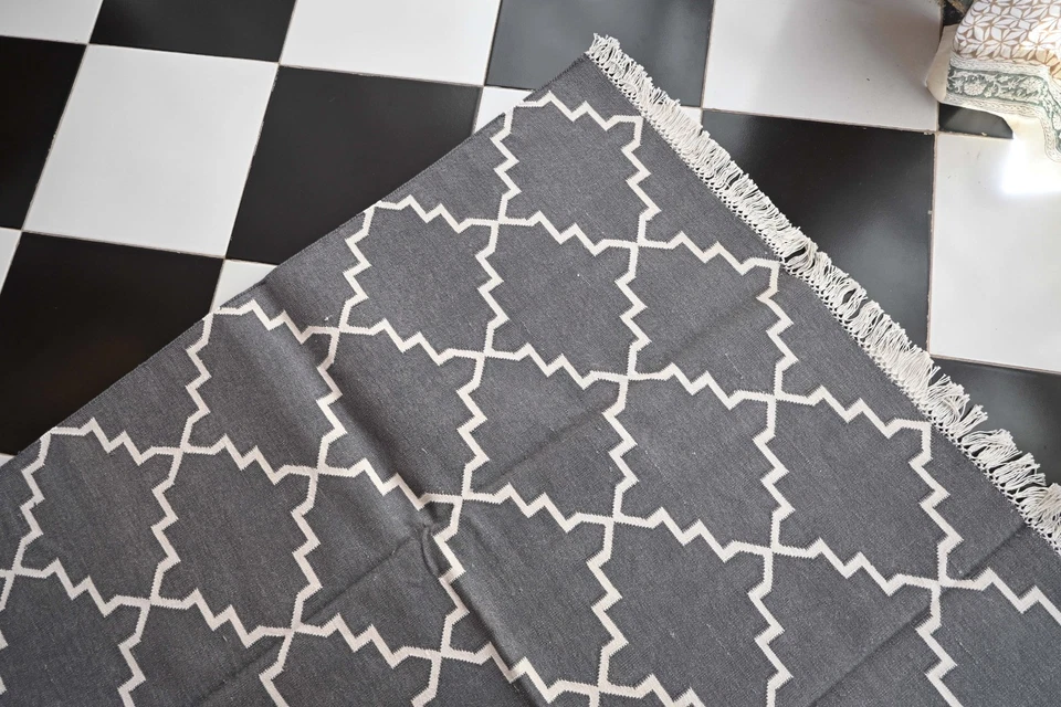 Alfombra de algodón Rugmoda gris y blanca geométrica con telar Panja - 5x8 pies Foto 3 de 4