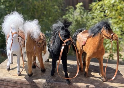 Horseshoe Canyon Four Horses In Stable Box. NO BOOKS