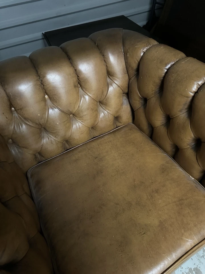 Silla Club Kittinger Estilo Chesterfield Cuero Mechonado - Borde Cabeza de Clavo Vintage Foto 3 de 4