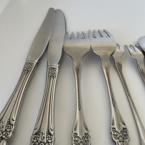 12 Pieces Oneida Raphael Stainless Steel Forks, Spoons, Knives - Picture 8 of 12